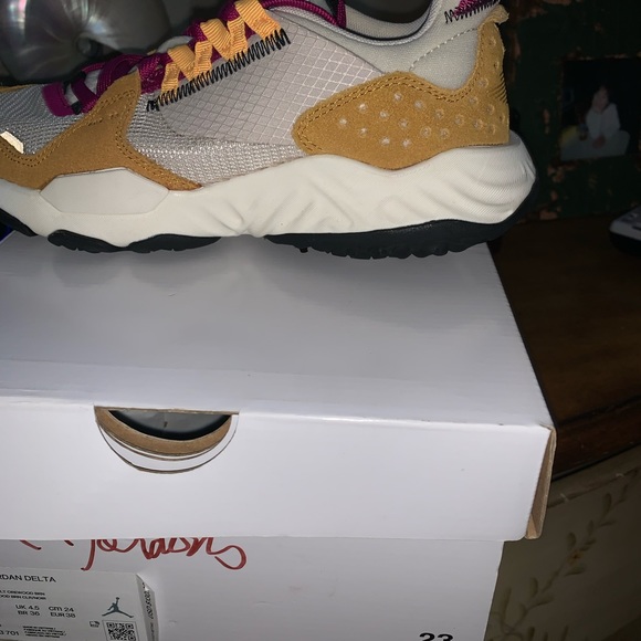 Size 7 1/2women’s Jordans - Picture 5 of 8